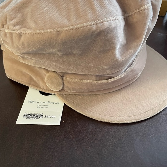 Velvet hat - Picture 3 of 3